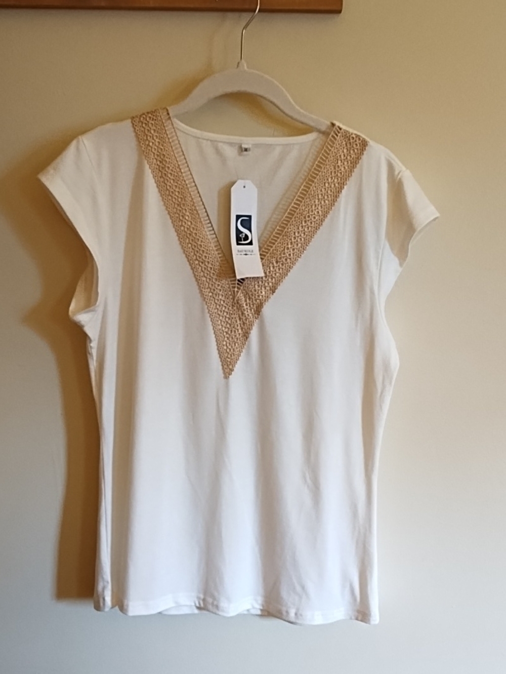 SAUKOLE T-SHIRT, GORGEOUS NWT CROCHETED V-NECK, CAP SLEEVES
